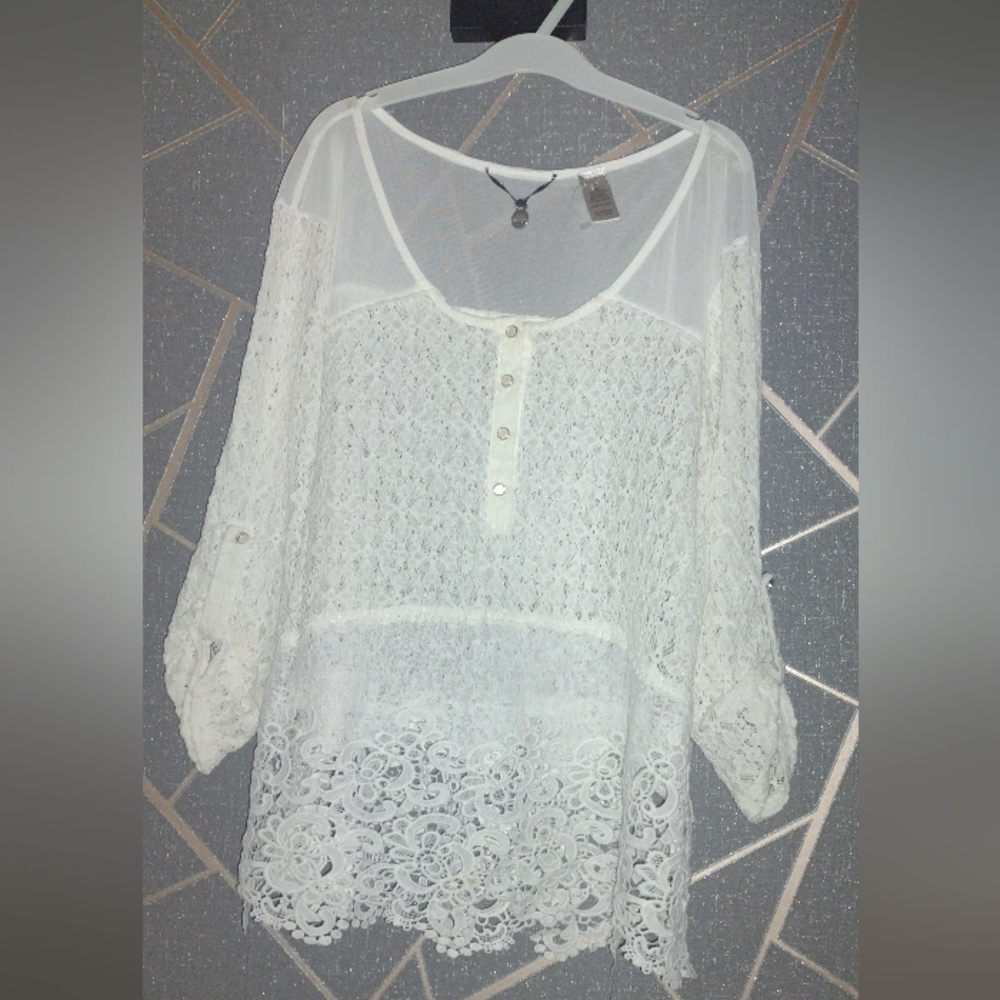 BKE lace top ptp 20"
